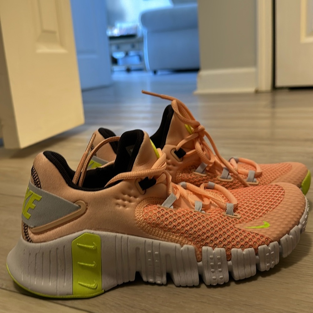 W Nike Size 7 Metcon 4 - New in Box